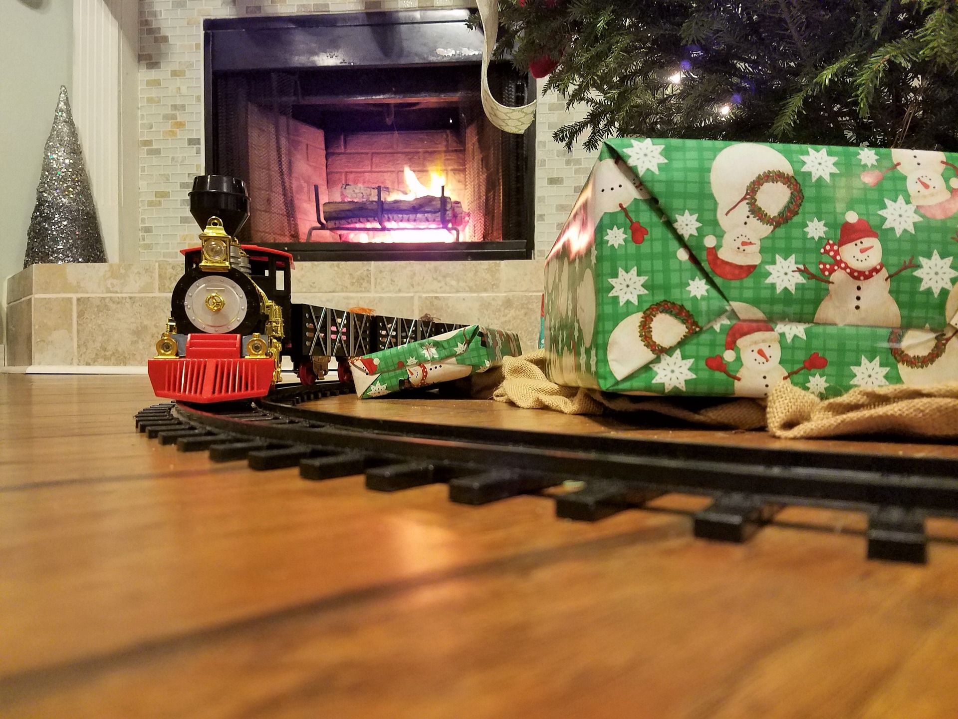 A Lionel train set running around a Christmas tree