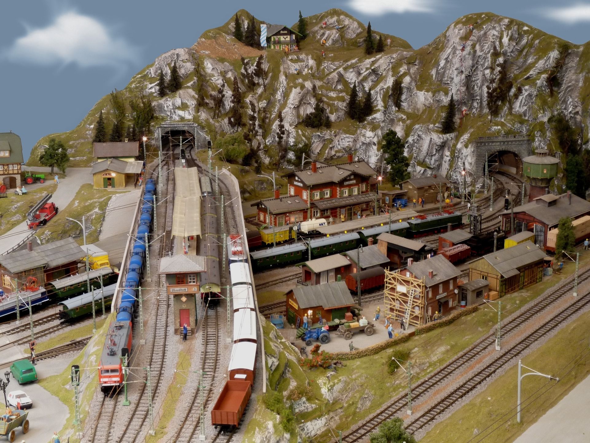 An HO gauge model railway layout with static grass scenery